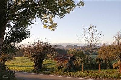 Blick übers Tal an einem sonnigen Herbstmorgen im Oktober 2017