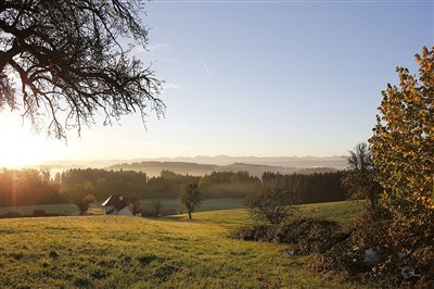 Blick übers Tal an einem sonnigen Herbstmorgen im Oktober 2017